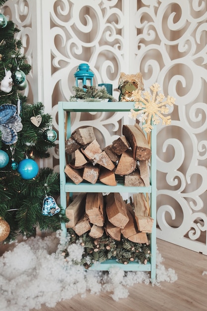 Foto gezellige kamer met brandhout versierd voor kerstmis