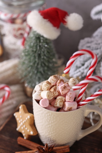 Gezellige kerstcompositie met een kopje en koekjes. Warme chocolademelk met marshmallow.