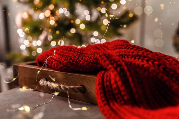 Gezellige kerstkaart met een rode plaid en een versierde boom in de huiskamer