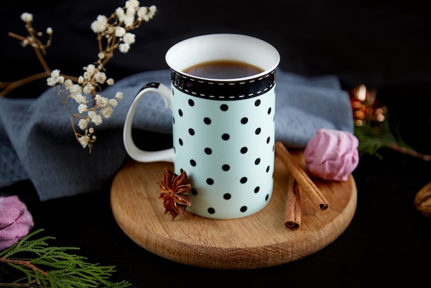 Gezellige koffiekop met marshmallows en gipskruidbloemen Kerstesthetiek eten en drinken