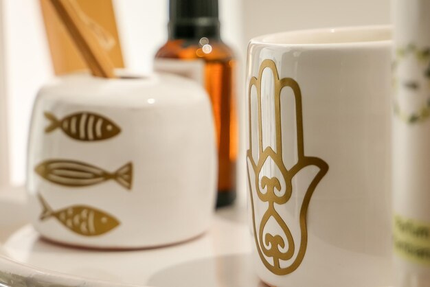 Gezellige ochtendverfrissing Aromatische creativiteit in een keramische beker Aromatische ochtenddrank voor een gezellige