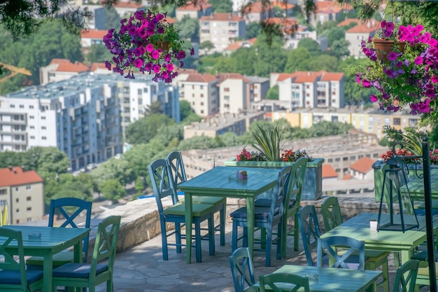 Gezellige panoramische tafels in een café op het terras boven een oude stad.