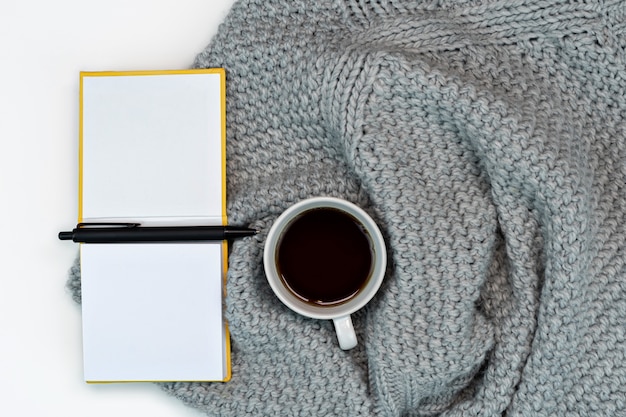 Gezellige schrijfplek met warme sweaterkoffie