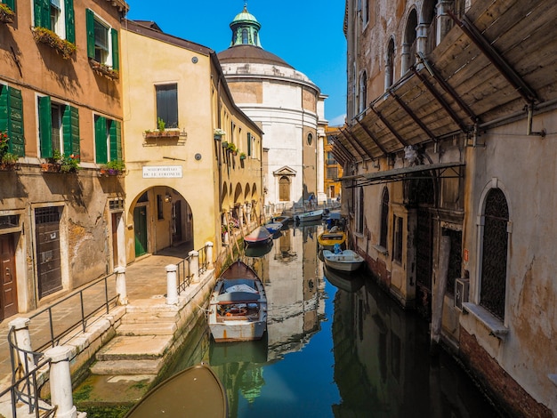 Gezellige straat in Venetië met grachten en gondels, het toeristenseizoen in Italië