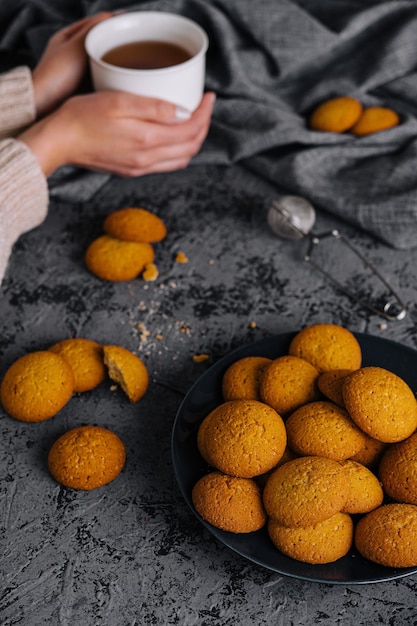 Foto gezellige theetijd met koekjes.