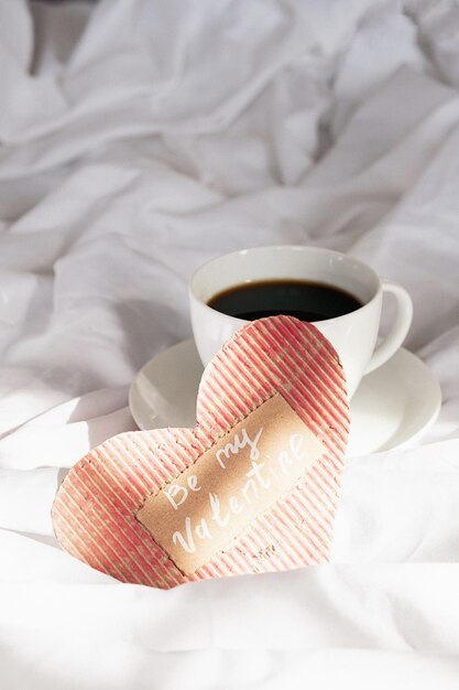 Gezellige Valentijnsdag achtergrond feestelijke ochtend in bed.