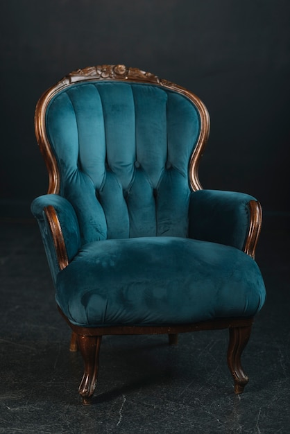 Foto gezellige vintage fauteuil tegen zwarte achtergrond