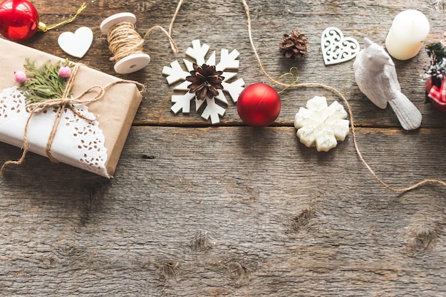 Gezellige vintage getinte wintervakantie Kerstcompositie met geschenkdozen en ballen, dennenappels houten achtergrond. Gestileerde fotografie voor blogposts.