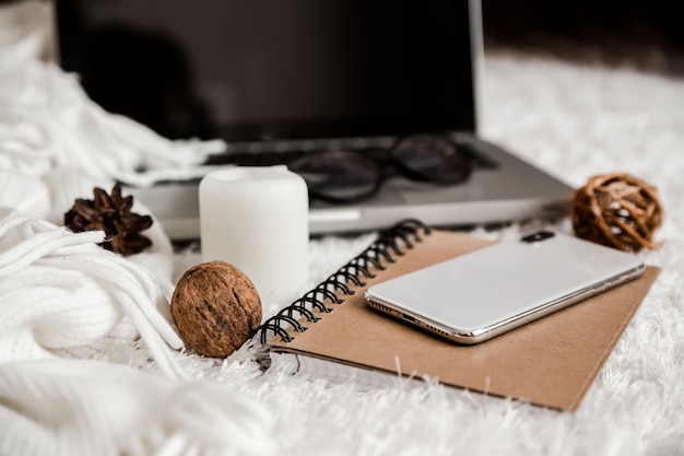 Gezellige werksfeer met laptop en telefoon