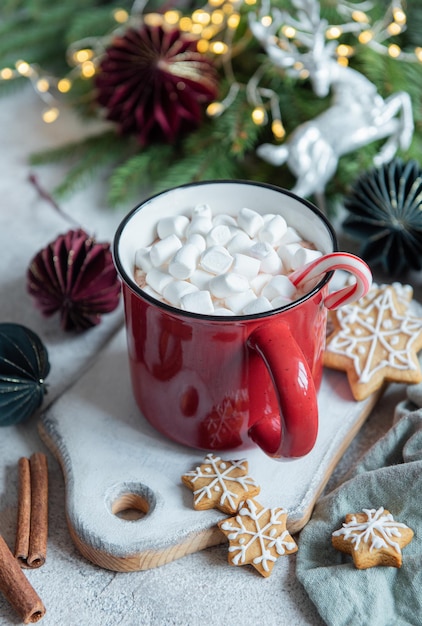 Gezellige winter- en kerstsfeer met warme chocolademelk en zelfgemaakte koekjes