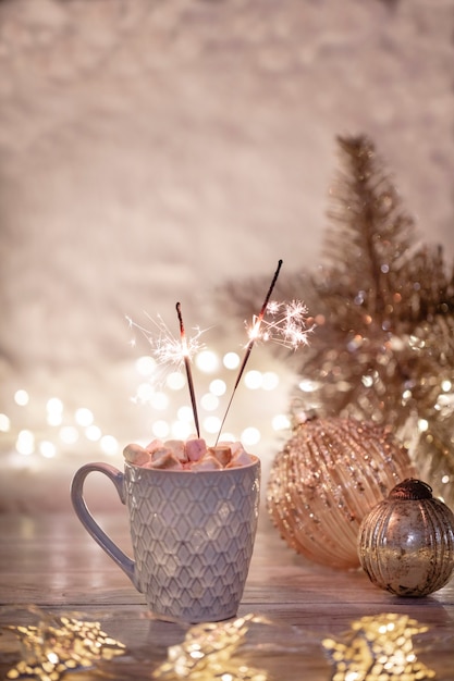 Foto gezellige wintercompositie met een kopje en warme chocolademelk met marshmallow.