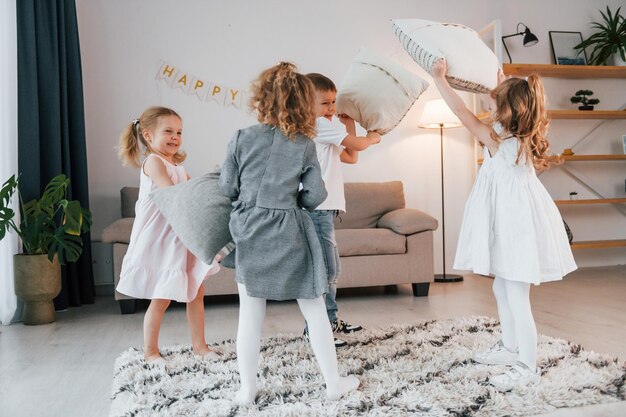 Gezelligheid op verjaardagsfeestje Groep kinderen is overdag samen thuis