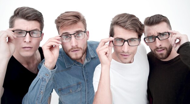 Gezelschap van mannen van vier die een bril dragen