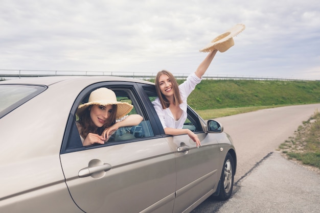 Gezelschap van vrienden ging op reis met de auto.