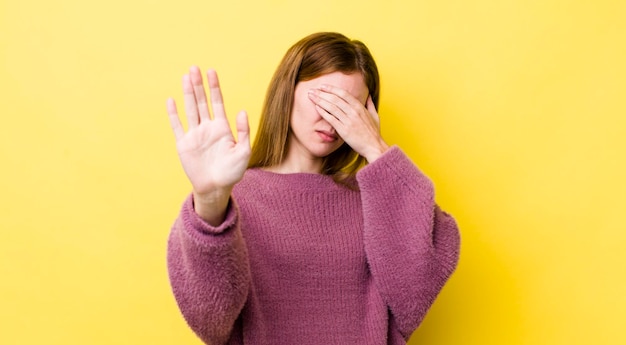 gezicht met hand bedekken en andere hand naar voren steken om te voorkomen dat de camera foto's of afbeeldingen weigert