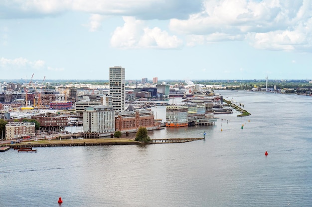 Gezicht op de Amsterdamse dijk