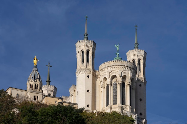 Gezicht op de basiliek NotreDamede Fourvière in Lyon