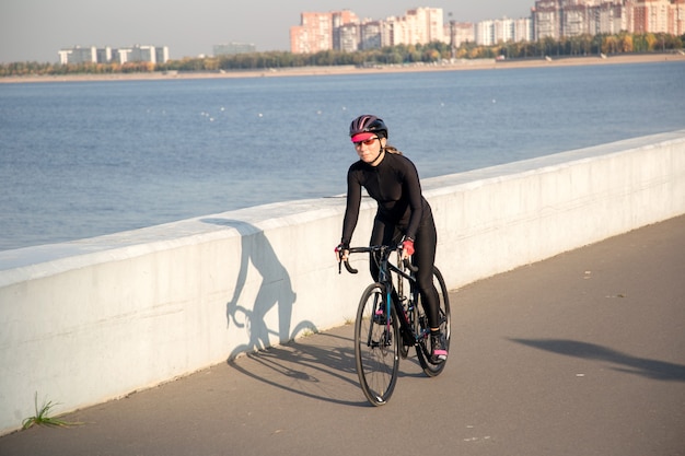 Gezicht op de fietser die langs de dijk rijdt