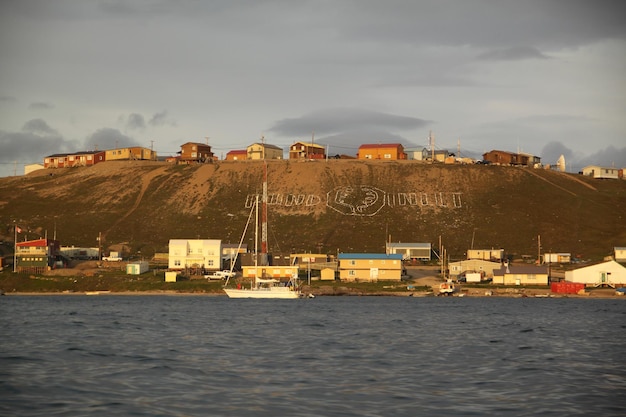 Gezicht op de gemeenschap van Pond Inlet en het Pond Inlet-bord in de noordelijke Baffin-regio van Nunavut