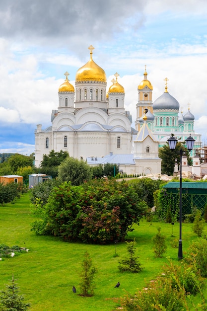 Gezicht op de heilige drie-eenheid saint seraphim diveyevo-klooster in diveyevo, rusland