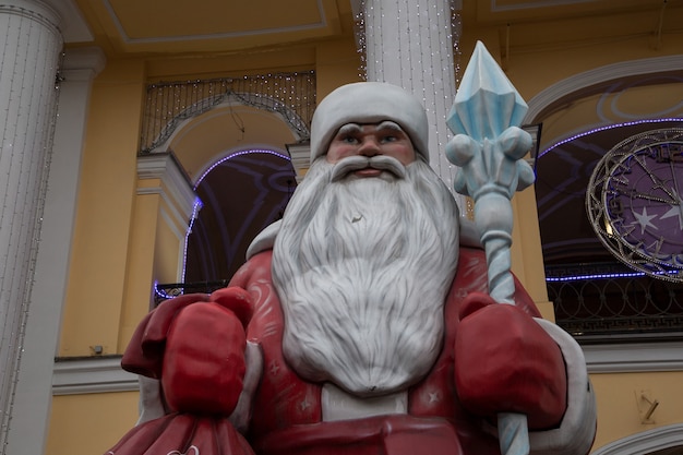 Foto gezicht op de kerstman tegen de achtergrond van de gostiny dvor in sint-petersburg