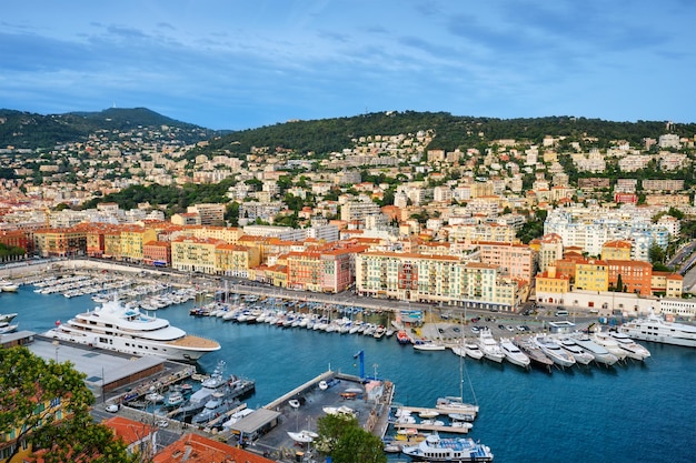 Gezicht op de oude haven van nice met jachten frankrijk