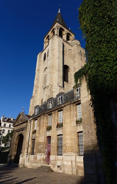 Gezicht op de oudste kerk van Saint Germain desPrés in Parijs