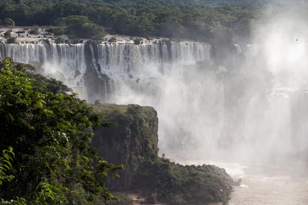 Gezicht op de wereldwijd bekende Iguassu-watervallen op de grens van Brazilië en Argentinië