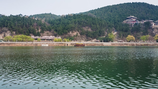 Gezicht op East Hill met tempels in Longmen