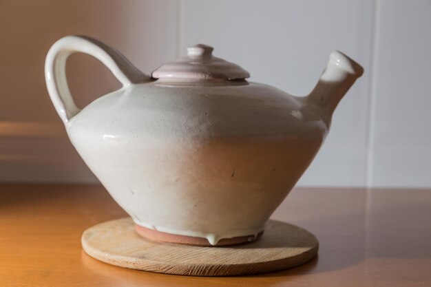 Gezicht op een handgemaakte theepot keramiek