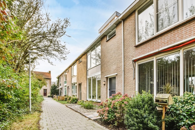 Gezicht op een huis met twee verdiepingen