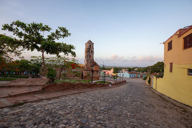 Gezicht op een kerk in een kleine toeristische Cubaanse stad