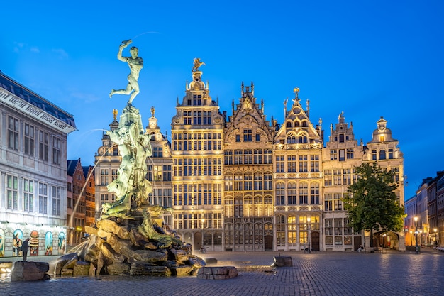 Gezicht op een monument in een Europese stad