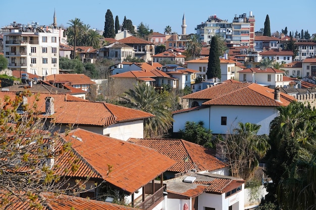 Gezicht op een provinciestadje met witte huizen met rode daken met minaretten aan de horizon
