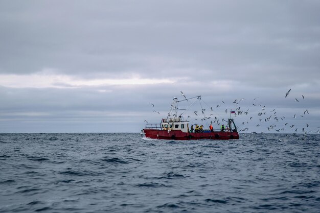 Gezicht op een vissersboot in de Barentsz