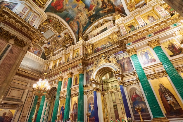 Gezicht op het altaar in de St. Isaac's Cathedral.