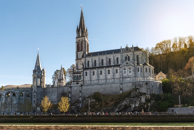 Gezicht op het heiligdom van de kathedraal van Lourdes (Frankrijk)