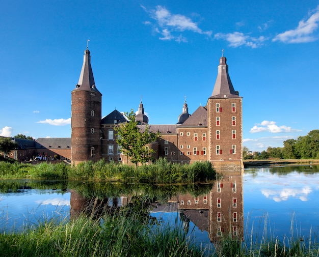 Gezicht op kasteel hoensbroek in de provincie zuid-limburg, nederland