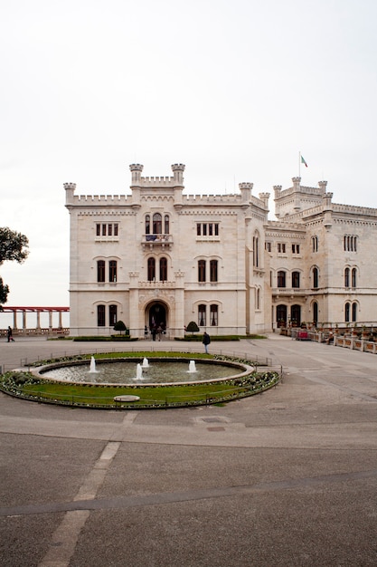 Gezicht op Miramare kasteel, Triëst - Italië