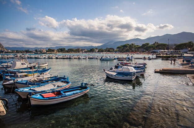 Gezicht op Mondello: zeegezicht van Mondello Beach met enkele boten