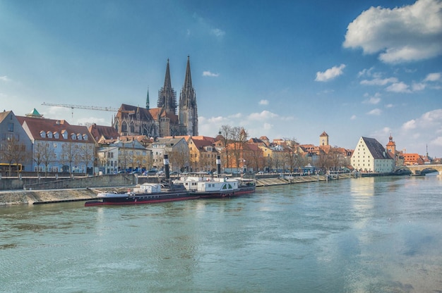 Gezicht op Regensburg met de rivier de Donau in Duitsland