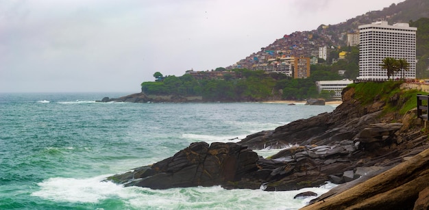 Gezicht op rio de janeiro met stranden, sloppenwijken en architectuur