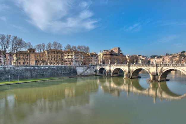 Gezicht op Rome met de brug over de rivier de Tiber