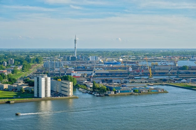 Gezicht op Rotterdamse haven en Nieuwe Maas