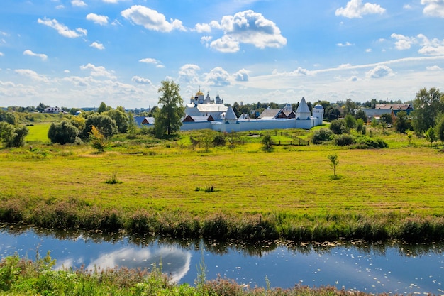 Gezicht op voorbede Pokrovsky klooster in Suzdal, Rusland