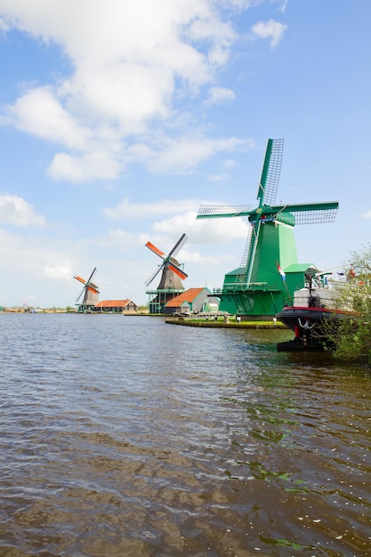 Gezicht op windmolens in de Zaanse Schans, Holland