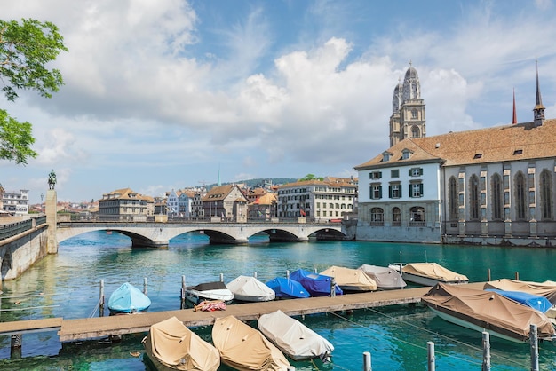 Gezicht op Zürich en Grossmunster