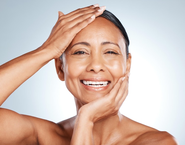 Gezicht senior vrouw en gelukkig in portret met een gezonde huid en anti-aging huidverzorging geïsoleerd op achtergrond met kleurovergang Handen nagels en manicure natuurlijke cosmetische zorg en schoonheid in studio met mockup