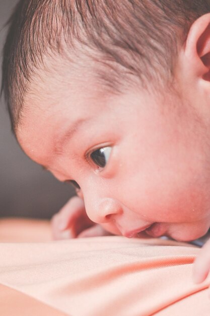 Gezicht van pasgeboren baby gezicht naar beneden