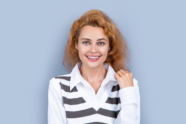 Gezicht van roodharige vrouw glimlach in studio gezicht van roodharige vrouw photo gezicht van roodharige vrouw